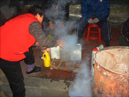 물을 끓여 통에 담고 있다. 새벽까지 몸을 덥혀주는 물통으로 영하의 날씨를 이겨야 한다. 